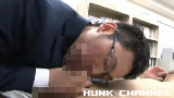 【DANJI VIDEO“Plus!”16:9】残業中の短髪メガネリーマンがデカマラ警備員に襲われる