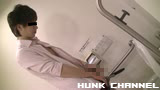 【メンズブレイカー：Full HD】高身長超巨根↑セクシーな雰囲気がたまらない美形イケメンノンケが公衆トイレで男に抜かれて悶絶射精!!