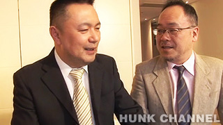 【over40 16:9】男前のシニアスーツリーマンが、20代の部下を優しく掘ったかと思えば、デカマラの同僚リーマンにはガンガンにアナルを掘られる